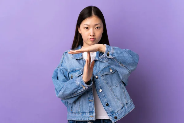 Junges Chinesisches Mädchen Über Isoliertem Lila Hintergrund Macht Auszeit Geste — Stockfoto