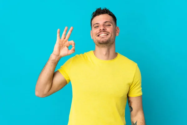 Jovem Caucasiano Bonito Homem Isolado Fundo Azul Mostrando Sinal Com — Fotografia de Stock