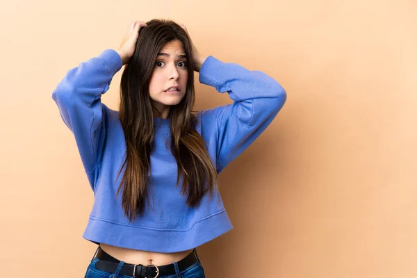 Adolescente Menina Brasileira Sobre Fundo Isolado Fazendo Gesto Nervoso — Fotografia de Stock