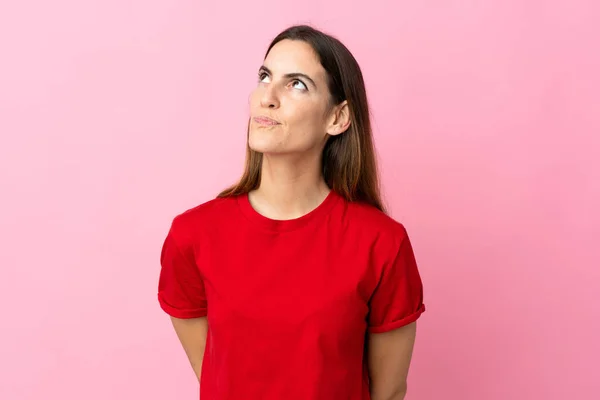 Giovane Donna Caucasica Isolata Sfondo Rosa Guardando Alto — Foto Stock