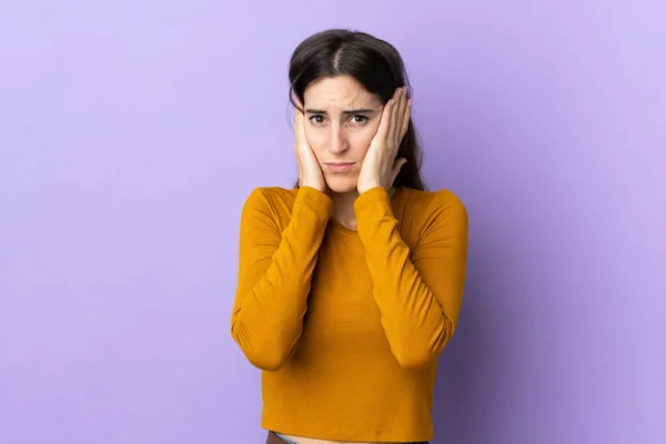 Junge Kaukasierin Über Isolierten Hintergrund Frustriert Und Mit Verdeckten Ohren — Stockfoto