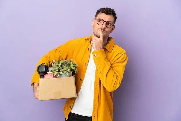 Ung Kaukasisk Man Gör Ett Drag Samtidigt Plocka Upp Låda — Stockfoto