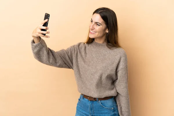 Giovane Donna Caucasica Sfondo Isolato Facendo Selfie — Foto Stock