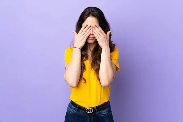Женщина Изолированном Фиолетовом Фоне Закрывает Глаза Руками — стоковое фото
