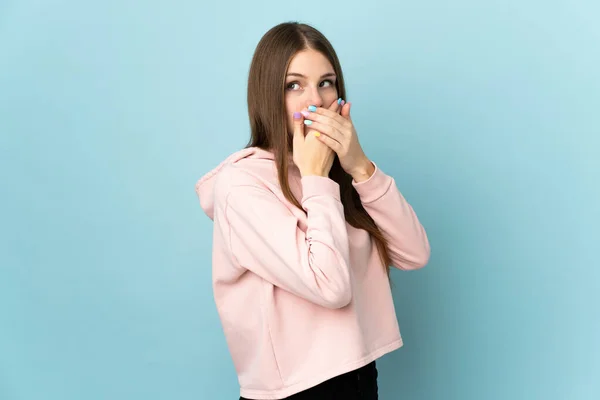 Mujer Joven Caucásica Aislada Sobre Fondo Azul Cubriendo Boca Mirando — Foto de Stock