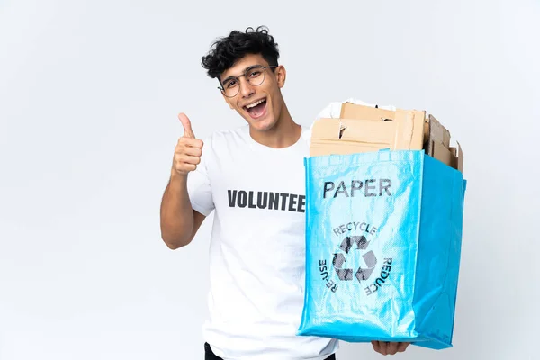 Joven Sosteniendo Una Bolsa Reciclaje Llena Papel Con Los Pulgares — Foto de Stock