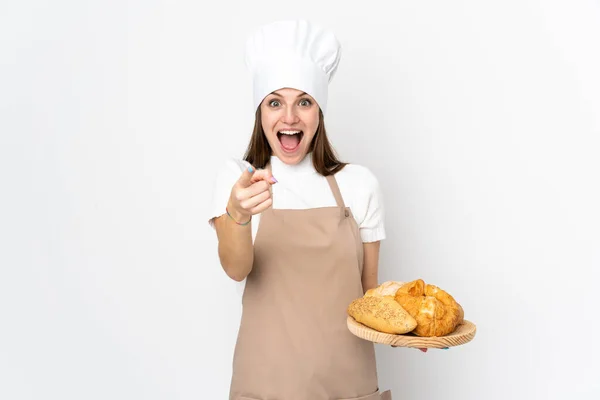 Mujer Joven Uniforme Chef Aislado Sobre Fondo Blanco Señala Dedo — Foto de Stock