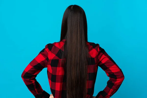 Menina Chinesa Jovem Sobre Fundo Azul Isolado Posição Traseira — Fotografia de Stock