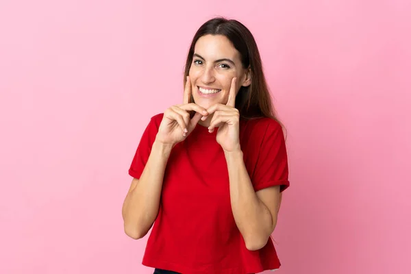 Joven Mujer Caucásica Aislada Sobre Fondo Rosa Sonriendo Con Una —  Fotos de Stock