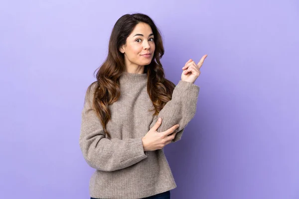 Mujer Sobre Aislado Púrpura Fondo Feliz Apuntando Hacia Arriba — Foto de Stock