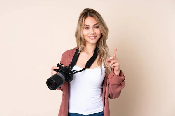 Junge Fotografin Mädchen Über Isolierten Hintergrund Zeigt Eine Großartige Idee — Stockfoto