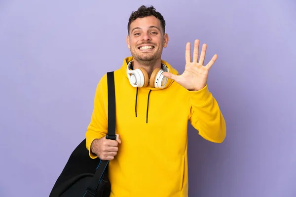 Jeune Homme Caucasien Sport Avec Sac Isolé Fond Violet Comptant — Photo