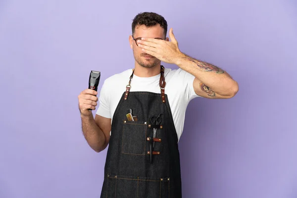 Peluquero Hombre Caucásico Delantal Aislado Sobre Fondo Púrpura Cubriendo Los —  Fotos de Stock