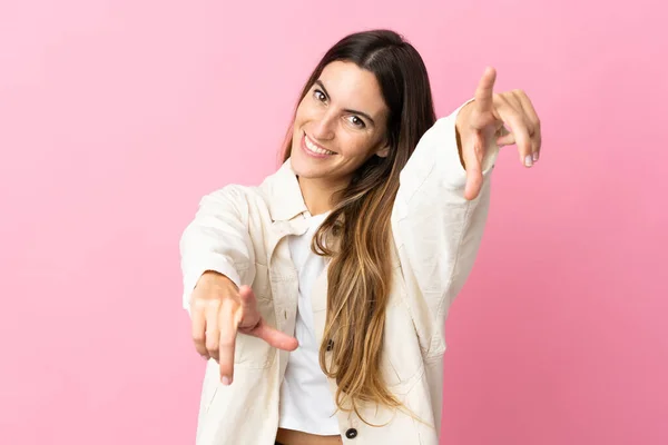 Jonge Kaukasische Vrouw Geïsoleerd Roze Achtergrond Wijzend Front Met Gelukkige — Stockfoto