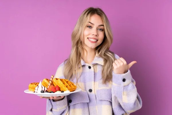 Tiener Russisch Meisje Houden Wafels Geïsoleerd Paarse Achtergrond Met Duimen — Stockfoto