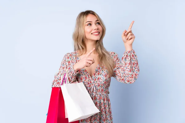 Teenager Russische Mädchen Mit Einkaufstasche Isoliert Auf Blauem Hintergrund Zeigt — Stockfoto