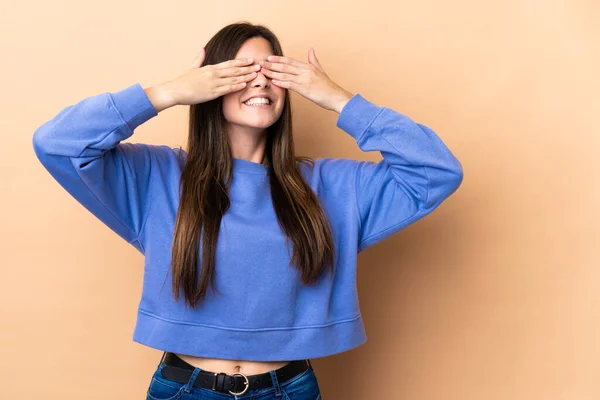 Ragazza Brasiliana Adolescente Sfondo Isolato Che Copre Gli Occhi Dalle — Foto Stock