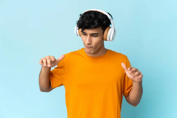 Jonge Argentijnse Man Geïsoleerd Achtergrond Luisteren Muziek Dansen — Stockfoto