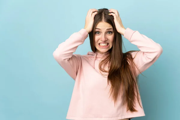 Ung Kaukasiska Kvinna Isolerad Blå Bakgrund Gör Nervös Gest — Stockfoto