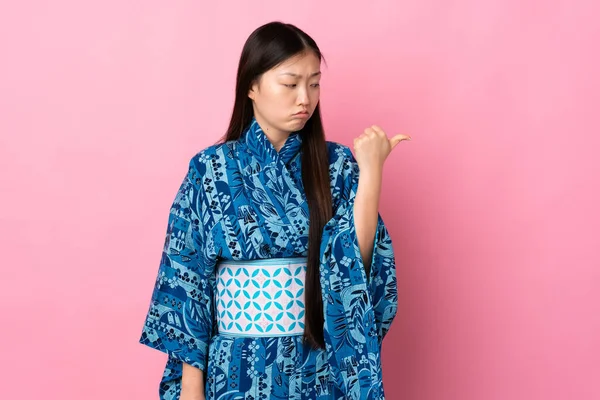 Junges Chinesisches Mädchen Trägt Kimono Über Isoliertem Hintergrund Unglücklich Und — Stockfoto