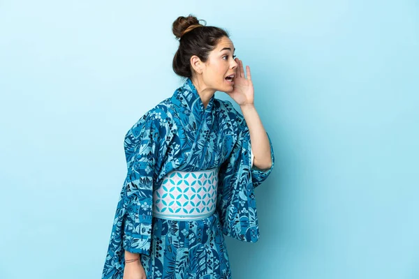 Frau Trägt Kimono Über Isoliertem Hintergrund Und Schreit Mit Weit — Stockfoto