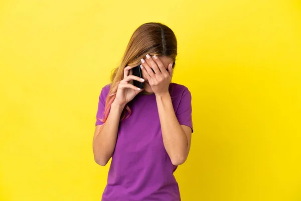 Junge Frau Benutzt Handy Über Isoliertem Gelben Hintergrund Mit Müdem — Stockfoto