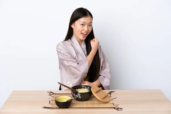 Jong Chinees Meisje Dragen Kimono Het Eten Van Noedels Vieren — Stockfoto