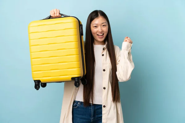 Menina Chinesa Jovem Sobre Fundo Isolado Férias Com Mala Viagem — Fotografia de Stock