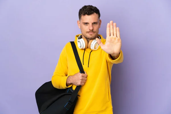 Jeune Homme Caucasien Sport Avec Sac Isolé Fond Violet Faisant — Photo