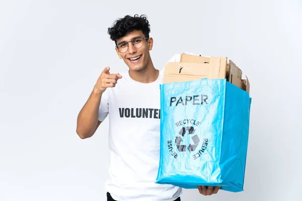 Joven Sosteniendo Una Bolsa Reciclaje Llena Papel Sorprendido Apuntando Hacia — Foto de Stock