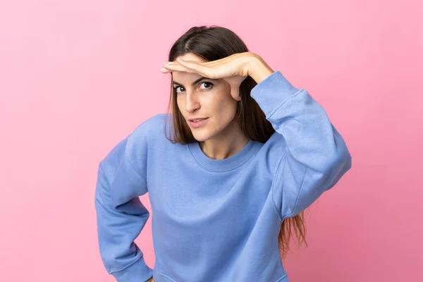 Junge Kaukasische Frau Isoliert Auf Rosa Hintergrund Mit Der Hand — Stockfoto