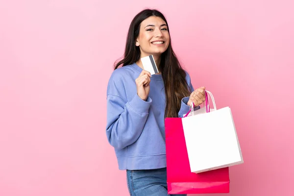 Jeune Fille Brune Sur Fond Rose Isolé Tenant Des Sacs — Photo