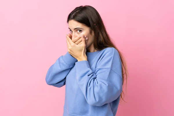 Mulher Caucasiana Jovem Isolado Fundo Rosa Cobrindo Boca Olhando Para — Fotografia de Stock