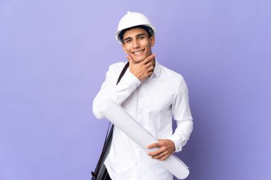 Genç mimar arka planda izole edilmiş mutlu ve gülümsüyor.