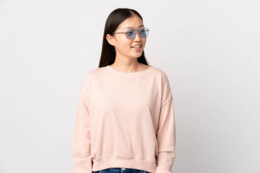 İzole edilmiş beyaz arka plan görünümlü genç Çinli kız.