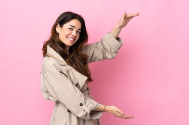 İlan eklemek için kopyalama alanı tutan izole edilmiş arka plan üzerindeki kadın