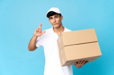 Arjantinli adam mavi arka planda izole edilmiş, şans diliyor ve en iyisini diliyor.