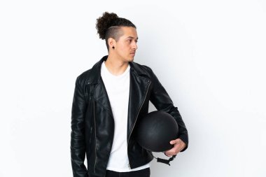 İzole edilmiş beyaz arka planda motosiklet kasklı beyaz bir adam.