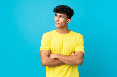 Arjantinli genç adam arka planda izole edilmiş.