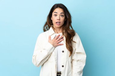 Karantina altındaki kadın sağa bakarken şaşırmış ve şok olmuştu.