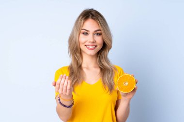 Mavi arka planda portakallı genç bir Rus kızı elini kolunu sallayarak gelmesi için davet ediyor. Gelmene sevindim.