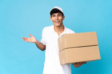 Arjantinli adam şok olmuş yüz ifadesiyle mavi arka planda izole edildi.