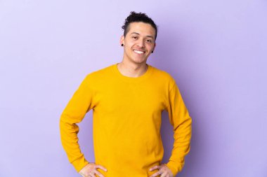 İzole edilmiş arka plan üzerinde beyaz bir adam kolları kalçasında ve gülümsüyor.