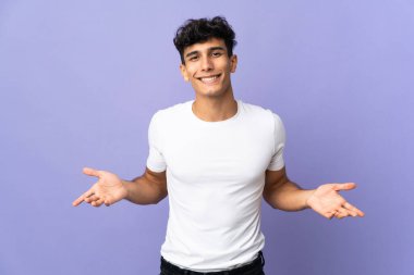 Arjantinli genç adam mutlu ve gülümsüyor.