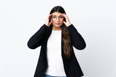 Soyutlanmış beyaz arka planda bir iş kadını mutsuz ve hayal kırıklığına uğramış. Olumsuz yüz ifadesi