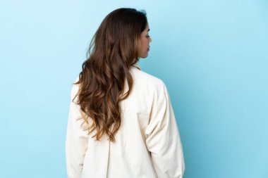 Arka planda izole edilmiş bir kadın var.