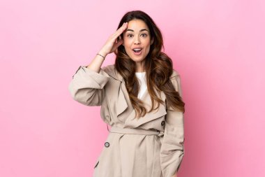 Tecrit edilmiş bir kadın bir şey fark etti ve çözüme niyetlendi.