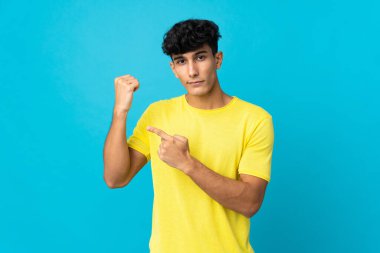 Arjantinli genç adam arka planda izole edilmiş, geç kalma jesti yapıyor.