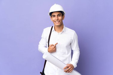 Genç mimar arka planda yalıtılmış, şaşırmış bir yüz ifadesi var.