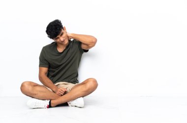 Arjantinli genç bir adam yerde boynu ağrıyordu.